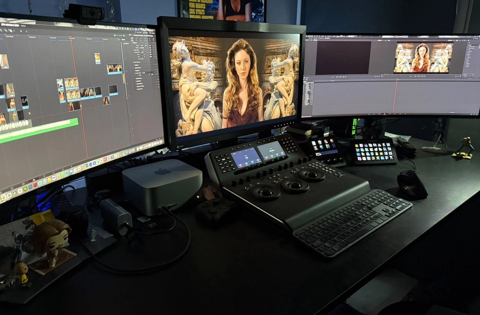 Postazione di color grading e post-produzione video con tre monitor