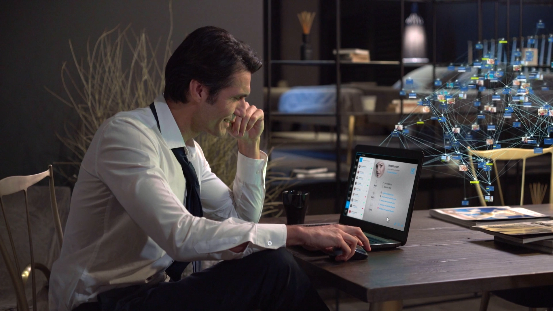 Professionista al laptop con visualizzazione di una rete digitale per uno spot TV