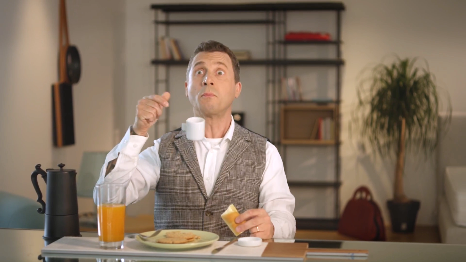 Attore a colazione durante le riprese di una scena per storytelling di marca
